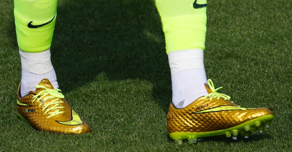 Neymar usará uma chuteira dourada durante a partida contra o Chile