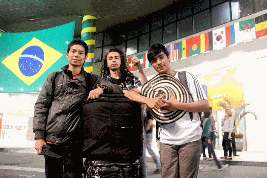 O trio de jovens músicos colombianos Café Tostão, em frente ao Center 3, na avenida Paulista
