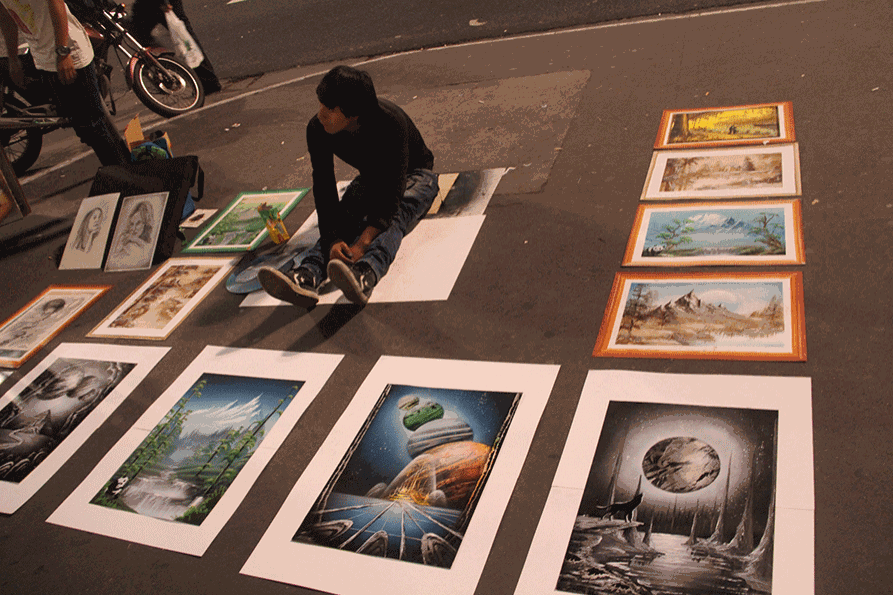 Obras futuristas de pintor peruano que viajou seis dias até chegar em SP para expor seu trabalho na rua