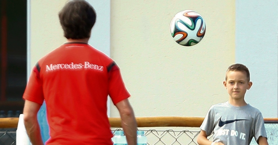 Técnico alemão Joachim Löw joga bola com o filho de Klose, Luan Klose. O atacante alemão igualou o recorde de Ronaldo como o maior artilheiro de Copas, com 15 gols