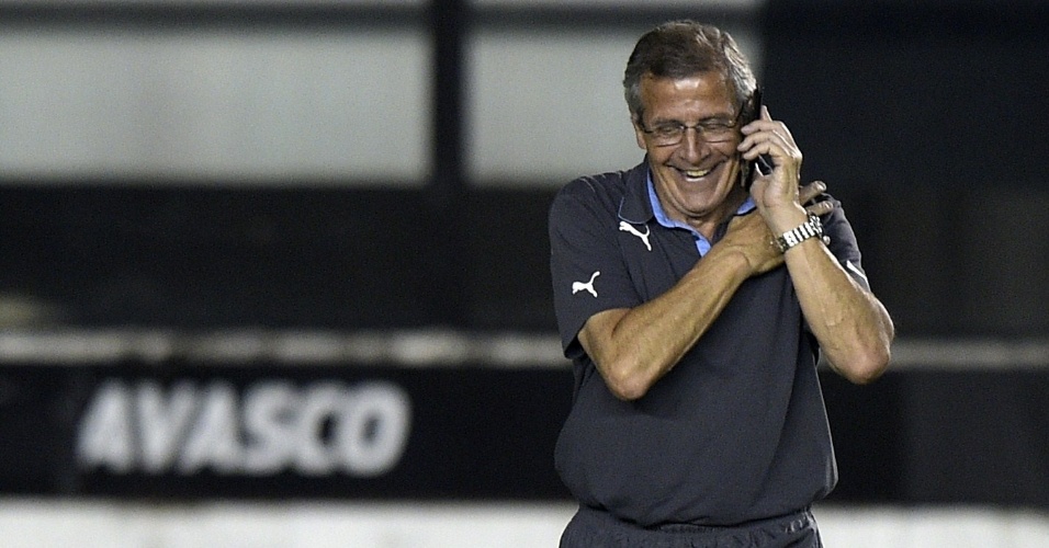 Técnico Oscar Tabarez sorri enquanto fala ao telefone durante treino do Uruguai, em São Januário. Seleção celeste encara a Colômbia neste sábado, no Maracanã