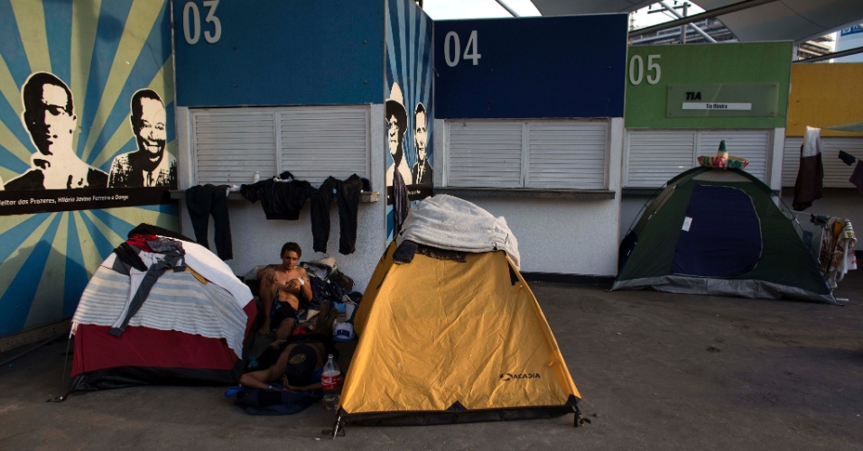 Estrangeiros acampam no sambódromo do Rio de Janeiro, locado principalmente para torcedores de Argentina e Chile para desafogar a concentração de pessoas abrigadas nas praias de Copacabana e Ipanema