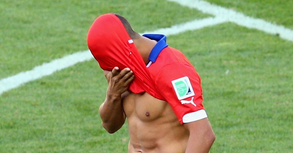 25.jun.2014 - Aléxis Sánchez lamenta pênalti perdido. Ele fez gol no tempo regulamentar, mas Júlio César defendeu sua cobrança