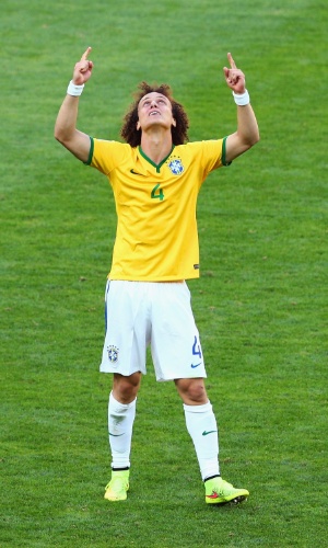 25.jun.2014 - Em lágrimas, David Luiz agradece após ter convertido sua cobrança de pênalti