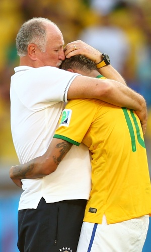 25.jun.2014 - Felipão abraça e beija o camisa 10 do Brasil, comemorando a classificação para as quartas de final