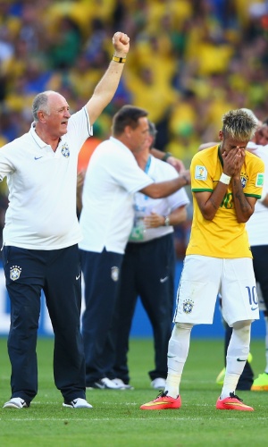 25.jun.2014 - Felipão comemora, enquanto Neymar leva as mãos ao rosto, emocionado