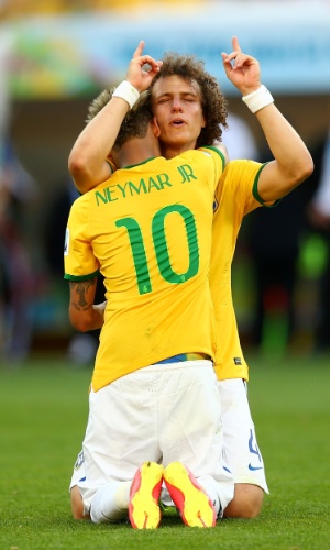 25.jun.2014 - Neymar e David Luiz, visivelmente emocionados, se abraçam no fim da disputa de pênaltis