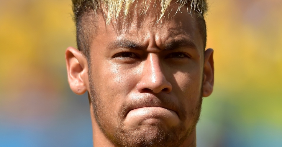 25.jun.2014 - Neymar se emociona antes do jogo, enquanto os jogadores estão perfilados para ouvir o hino