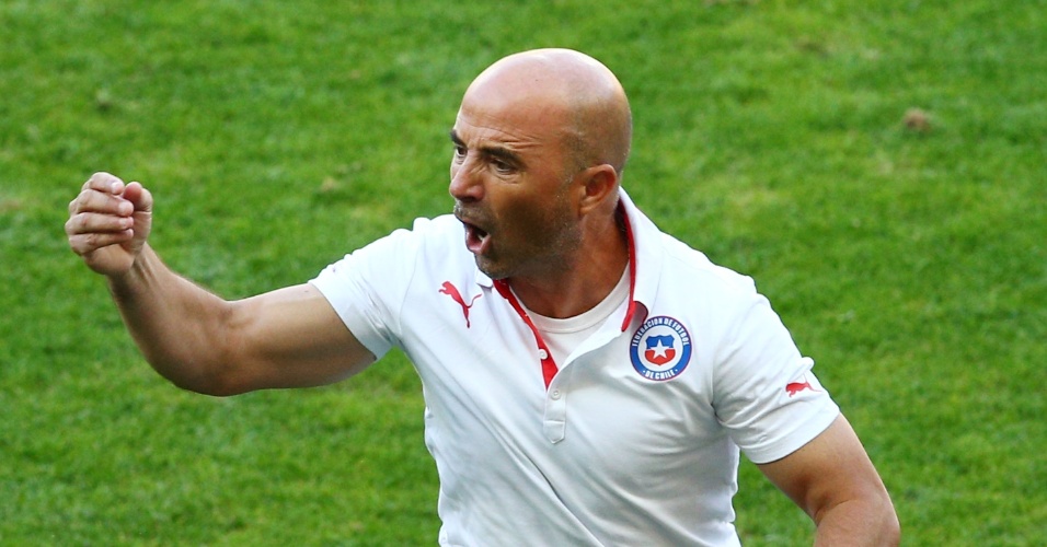 25.jun.2014 - Técnico chileno Jorge Sampaoli comemora gol do Chile