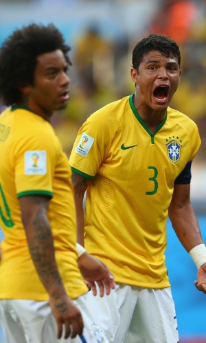 25.jun.2014 - Thiago Silva grita durante a partida difícil entre Brasil e Chile, que terminou empatada. Marcelo observa