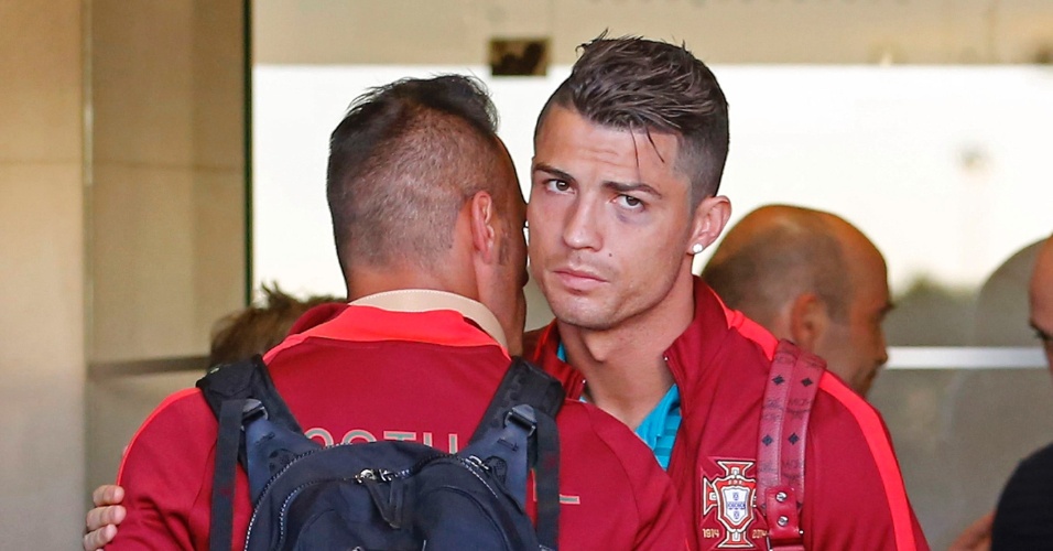 28. jun. 2014 - Com olho roxo, Cristiano Ronaldo desembarca no Aeroporto de Lisboa com a seleção de Portugal