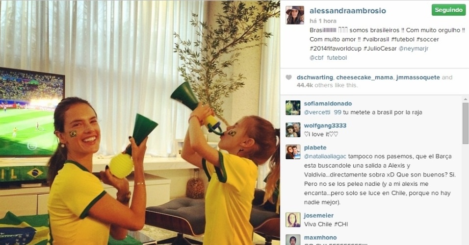 28.jun.2014 - Alessandra Ambrósio comemora com a família a vitória do Brasil sobre o Chile nas oitavas