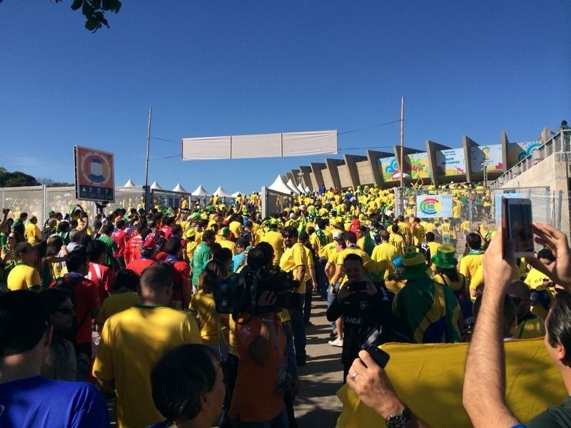 28.jun.2014 - Torcedores brasileiros começam a chegar no Mineirão para a partida de oitavas de final da Copa do Mundo contra o Chile