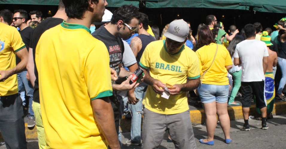 Ambulantes conseguem furar bloqueio policial na Vila Madalena durante jogo da seleção brasileira