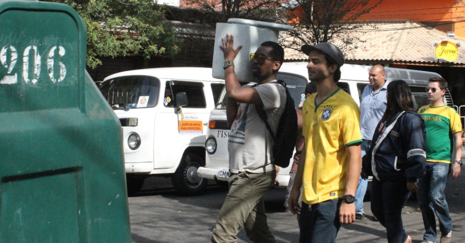 Ambulantes conseguem furar bloqueio policial na Vila Madalena durante jogo da seleção brasileira