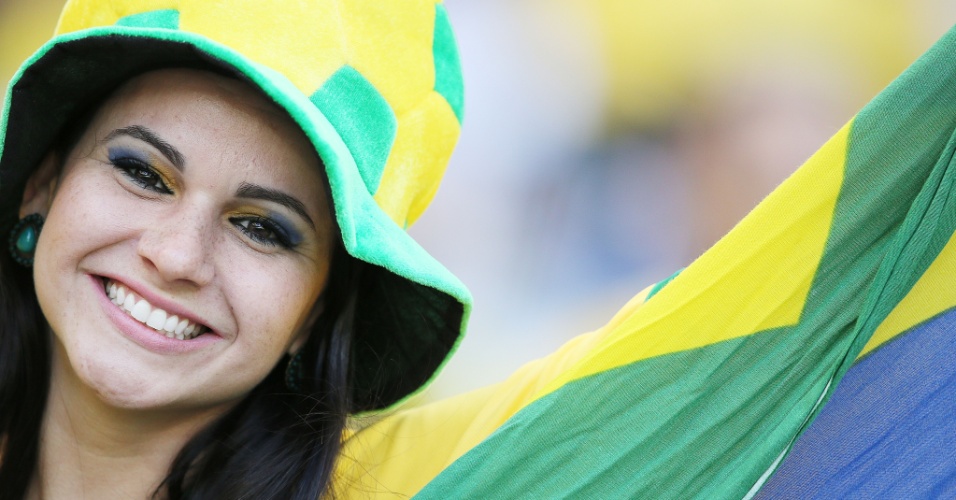 Bela torcedora aguarda o início do jogo entre Brasil e Chile no Mineirão