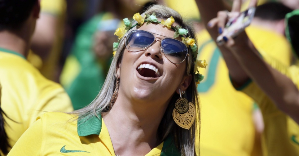Bela torcedora aguarda o início do jogo entre Brasil e Chile no Mineirão