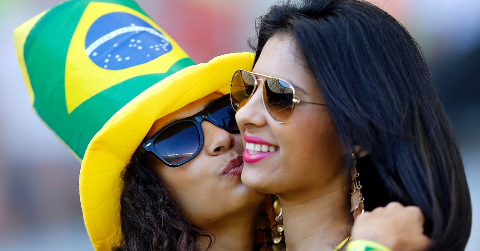 Belas torcedoras aguardam o início do jogo entre Brasil e Chile no Mineirão