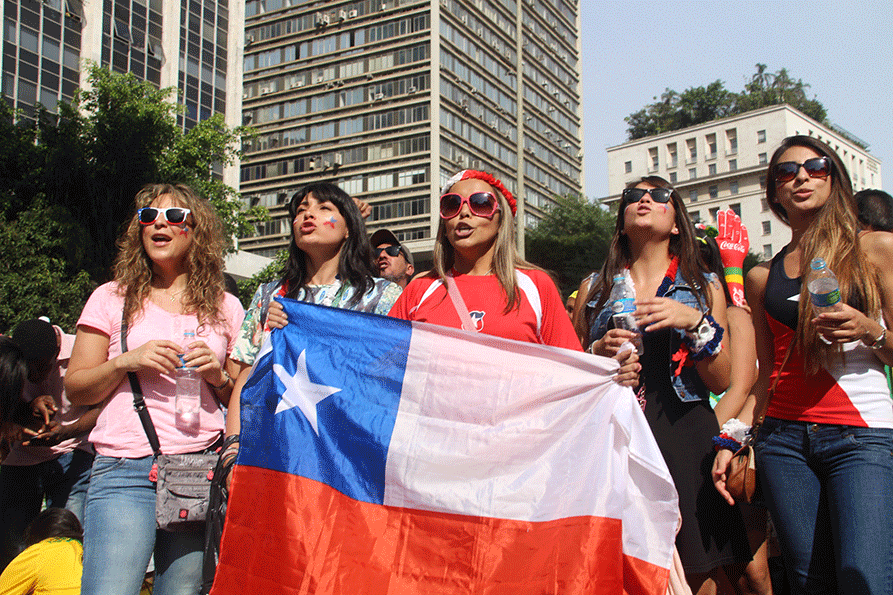 Belas torcedoras chilenas estavam em pequeno número na FanFest