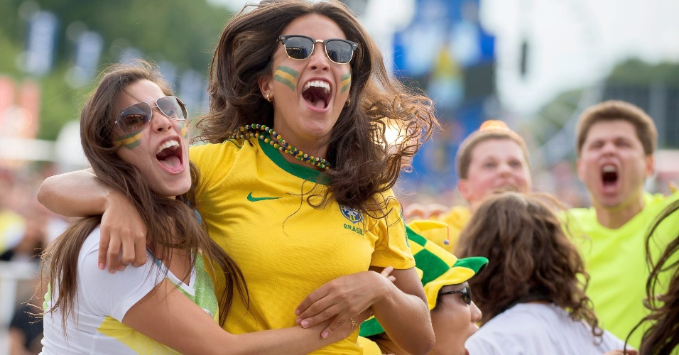 Brasileiras em Berlim comemoram gol na partida contra o Chile, no Mineirão