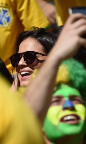 Bruna Marquezine, acompanhada da irmã e dos amigos de Neymar, esbanja sorriso antes do jogo entre Brasil e Chile