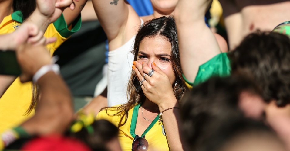 Bruna Marquezine chora após vitória do Brasil nos pênaltis contra o Chile