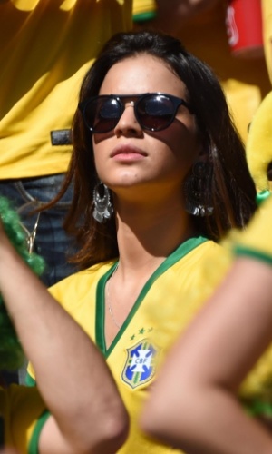 Bruna Marquezine encara forte sol de Belo Horizonte com óculos escuro na partida entre Brasil e Chile