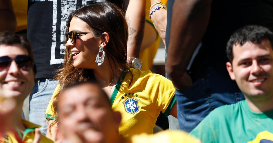 Bruna Marquezine, namorada de Neymar, está presente no Mineirão para assistir à Chile e Brasil