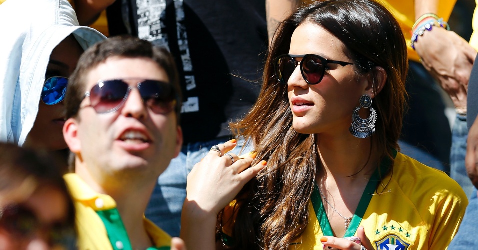 Bruna Marquezine, namorada de Neymar, está presente no Mineirão para assistir à Chile e Brasil
