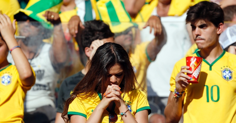 Bruna Marquezine reza durante a partida entre Brasil e Chile pela Copa do Mundo