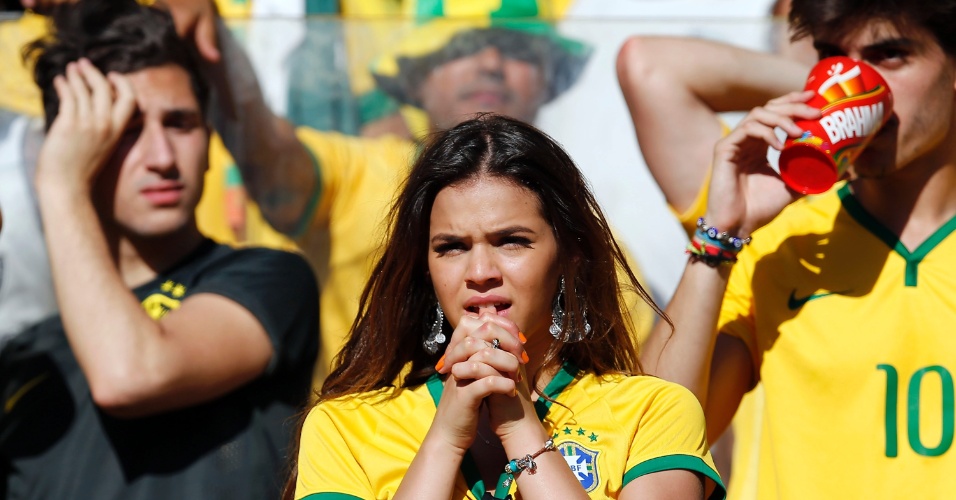 Bruna Marquezine morde os dedos durante duelo entre Brasil e Chile na Copa