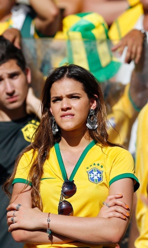 Bruna Marquezine sofre com Brasil em campo contra o Chile nas oitavas