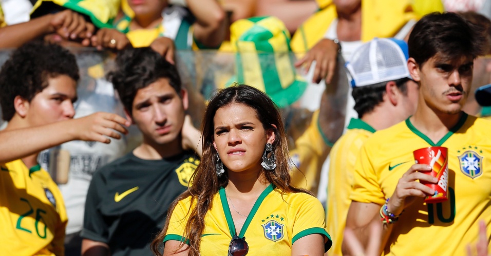 Bruna Marquezine sofre com Brasil em campo contra o Chile nas oitavas