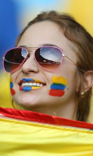 Colombiana posa com a bandeira do país na arquibancada do Maracanã antes do jogo contra o Uruguai