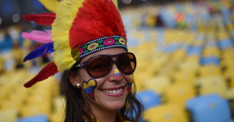 Colombiana usa cocar para torcer pela seleção no jogo contra o Uruguai, pelas oitavas de final