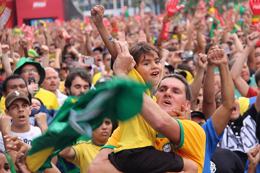 Criança celebra no colo do pai pênalti que deu a classificação para o Brasil