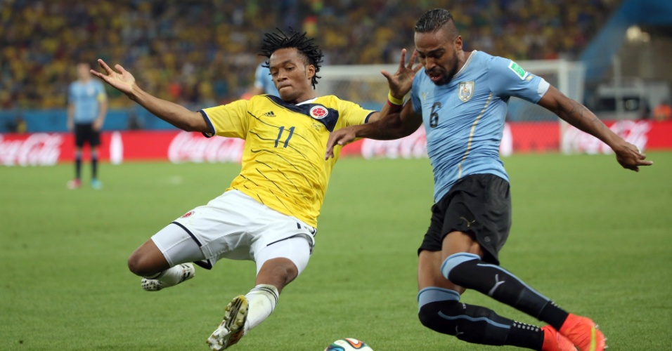 Cuadrado arrisca carrinho para evitar o cruzamento de Álvaro Pereira durante jogo entre Colômbia e Uruguai