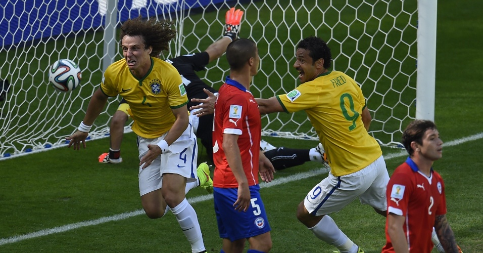 David Luiz comemora o primeiro gol da seleção brasileira contra o Chile, no Mineirão
