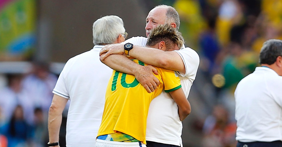 Emocionados, Felipão e Neymar se abraçam após a vitória dramática, nos pênaltis, da seleção contra o Chile, avançando às quartas de final