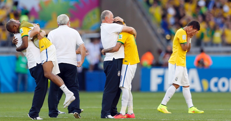 Emocionados, Felipão e Neymar se abraçam após a vitória dramática, nos pênaltis, da seleção contra o Chile, avançando às quartas de final