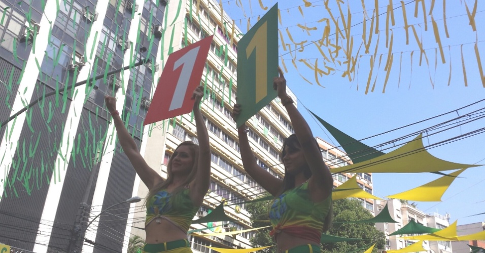 'Garotas do placar' fazem sucesso na festa da torcida brasileira no Alzirão