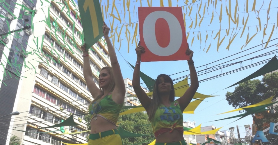 'Garotas do placar' fazem sucesso na festa da torcida brasileira no Alzirão