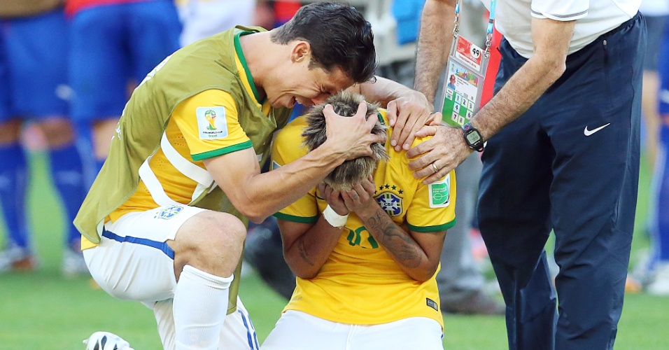 Hernanes consola e comemora com Neymar, após a classificação sofrida do Brasil para as oitavas de final