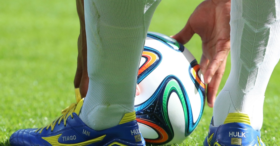 Hulk ajeita a bola para cobrança de falta na partida entre Brasil e Chile, pelas oitavas de final da Copa