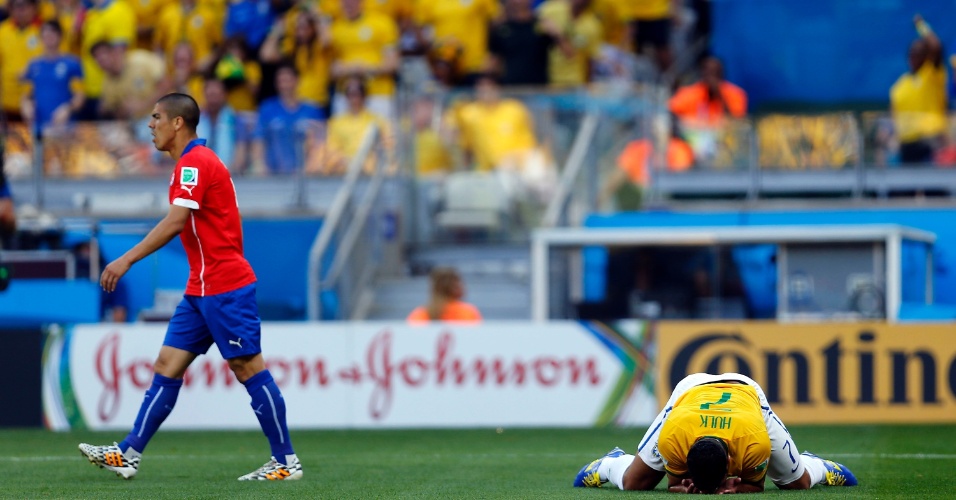 Hulk fica caído no gramado no começo do jogo contra o Chile, no Mineirão