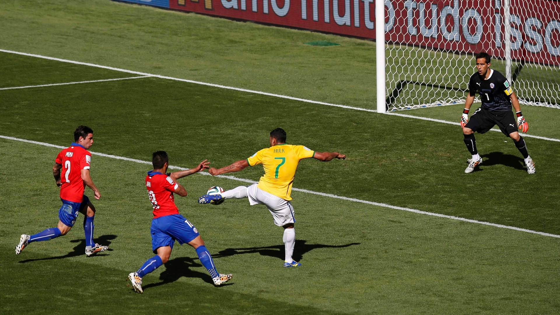Hulk finaliza e marca no segundo tempo contra o Chile, mas o gol é anulado pela arbitram no Mineirão