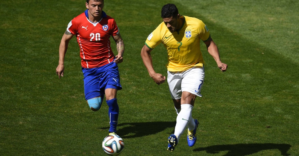 Hulk parte para o ataque em disparada, marcado de perto por rival chileno no começo de jogo no Mineirão