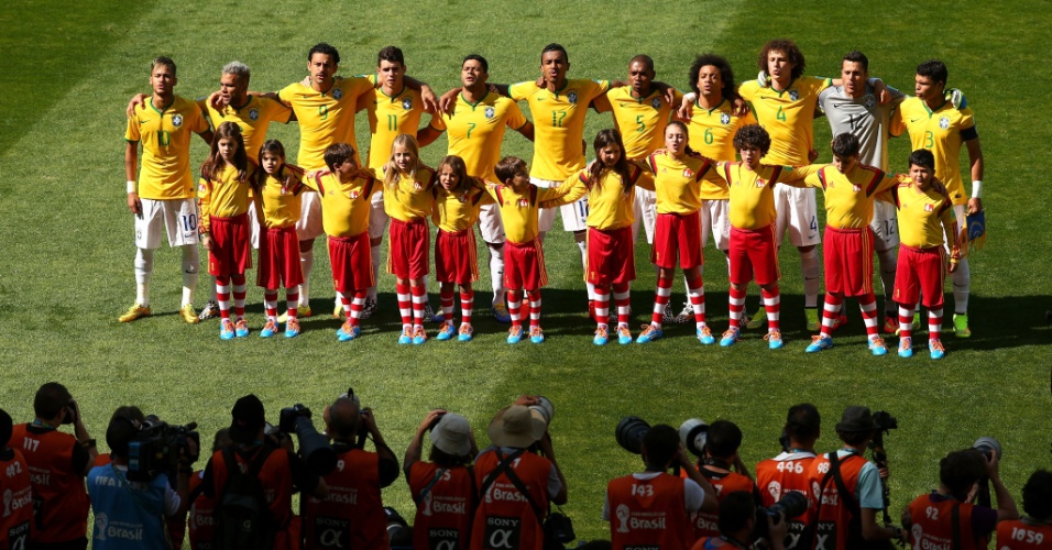 Jogadores do Brasil acompanham o hino nacional, no Mineirão, antes do duelo com o Chile