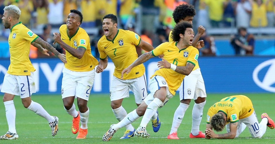 Jogadores saem em comemoração, enquanto Neymar, sem ver a última cobrança, fica ao chão