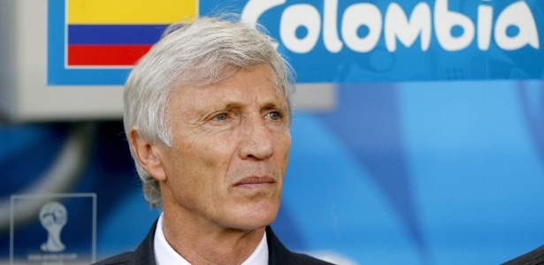 Jose Pekerman, técnico da Colômbia, observa partida contra o Uruguai pelas oitavas de final